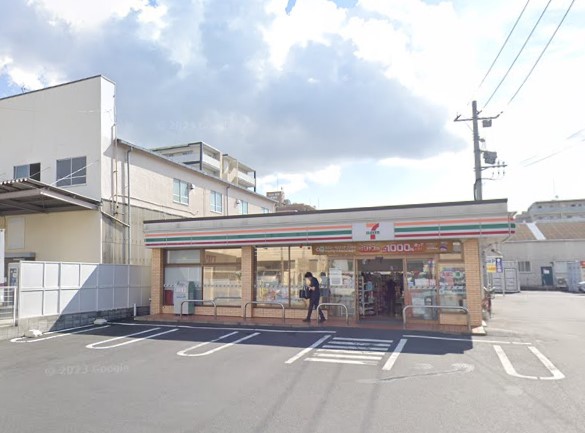 コンビニ　セブンイレブン（コンビニ）まで563m