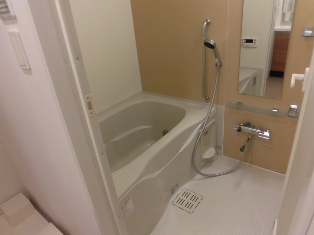 バス・シャワールーム　追い焚き機能・浴室乾燥機付きバス。