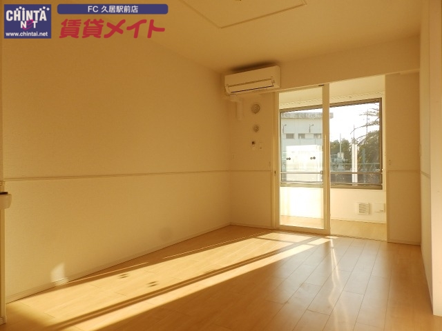 居室・リビング　同建物別部屋写真です