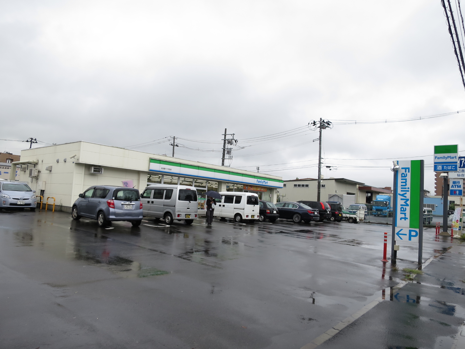 コンビニ　ファミリーマート六丁目左近堀店（コンビニ）まで455m