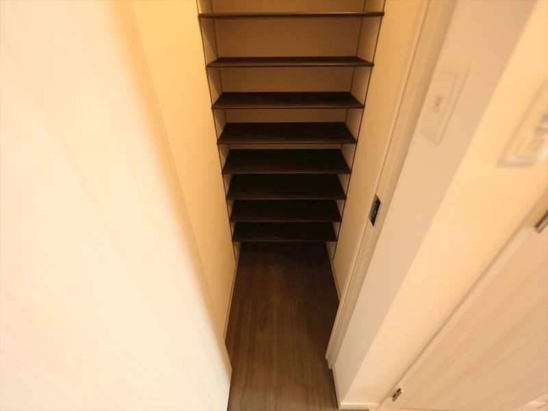 玄関　玄関　シューズクローク付（収納充実してます）