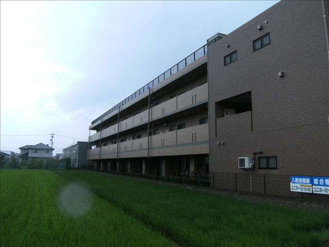 建物外観　落ち着いた雰囲気の外観です