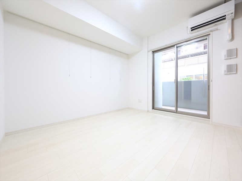 バルコニー　洋室8.5帖　エアコン完備　クローゼット付　バルコニー