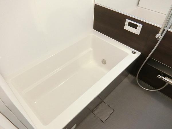 バス・シャワールーム　浴室乾燥機、追焚機能付の広々バスルーム！