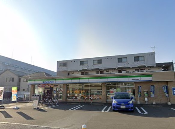 コンビニ　ファミリーマート（コンビニ）まで934m