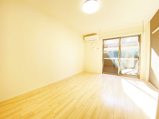 居室・リビング　同間取りの別部屋写真です