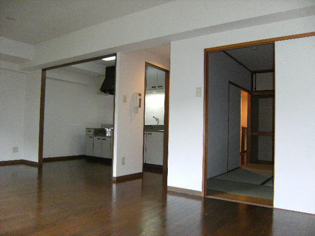 居室・リビング　リビングからダイニングキッチンへ