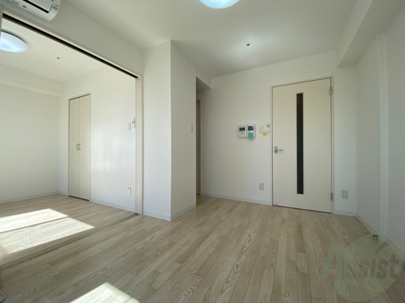 居室・リビング　リビングは白を基調としていて明るい印象ですね！