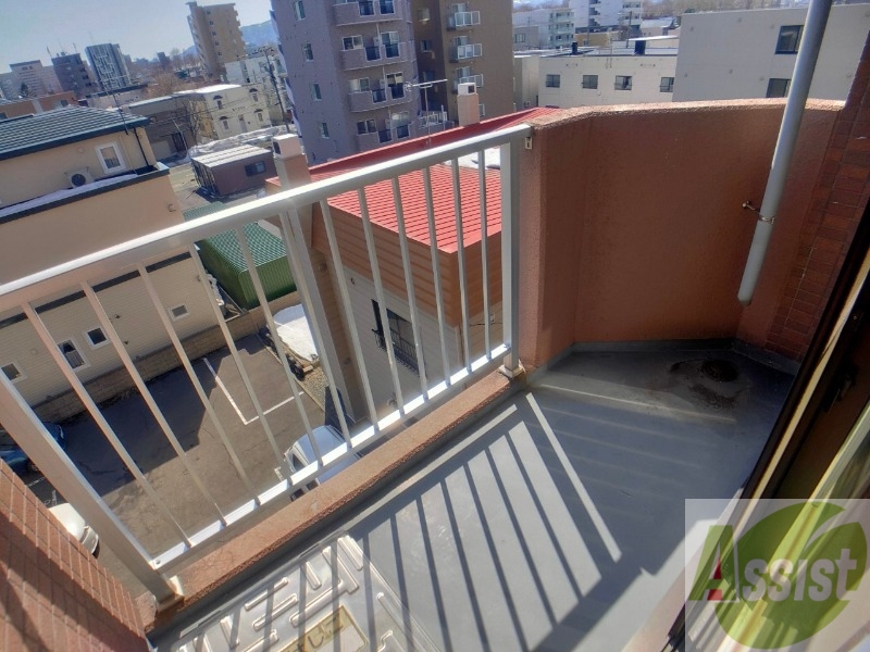 バルコニー　バルコニーです。洗濯物を干すもよし、一息つくもよしですね。