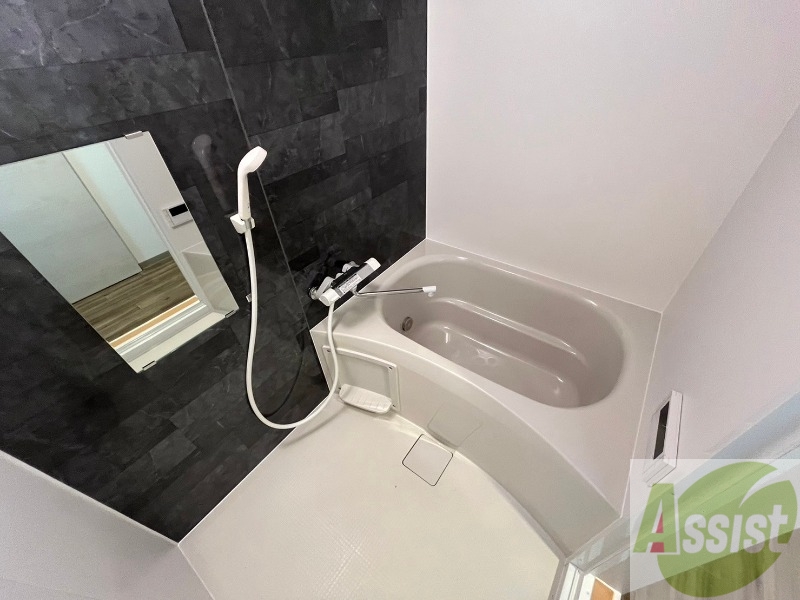 バス・シャワールーム　お風呂です。広々したバスでゆっくりくつろげます。