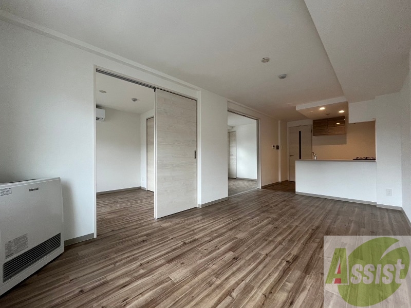 居室・リビング　日当たりが良くて心地よく過ごせそうなお部屋です。