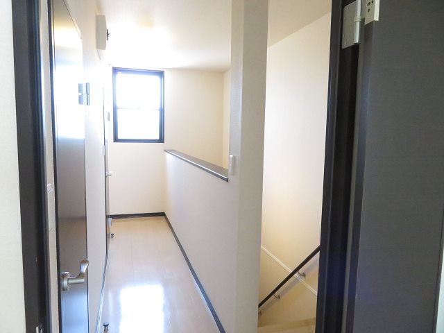 その他　窓が多く室内がとっても明るいです！