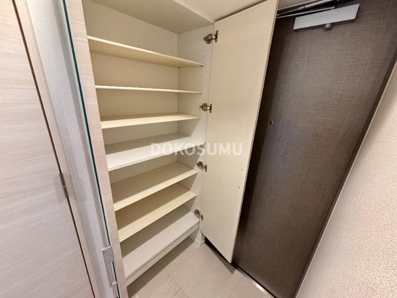玄関　住まいの顔として相応しい、気品とゆとりのあるエントランス。
