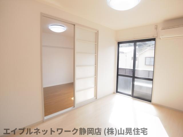 居室・リビング　こちらの居間で趣味の時間をお楽しみください