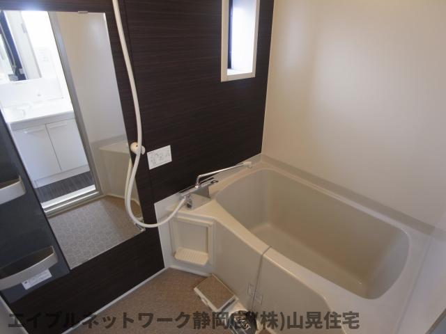 バス・シャワールーム　落ち着いた空間のお風呂です