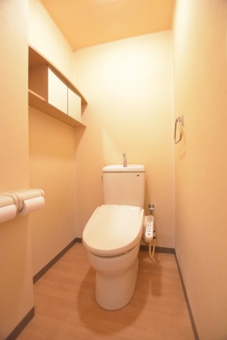 トイレ　別号室の写真です。ご参考までに
