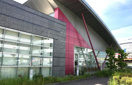図書館　高槻市立芝生図書館（図書館）まで582m