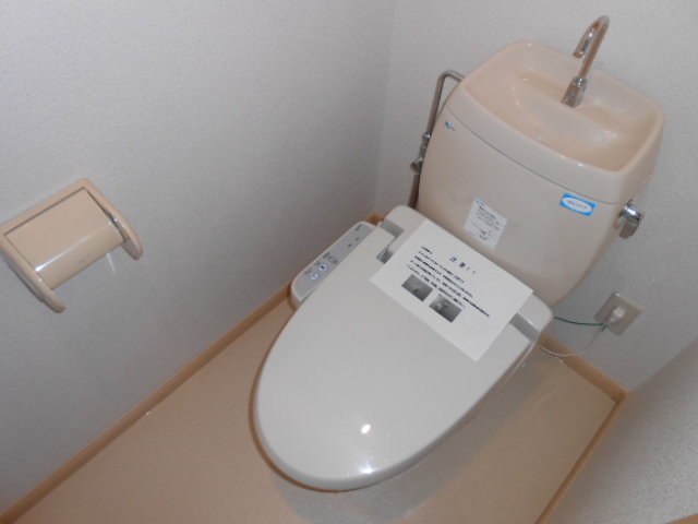 トイレ　温水洗浄便座完備・小物収納棚有り