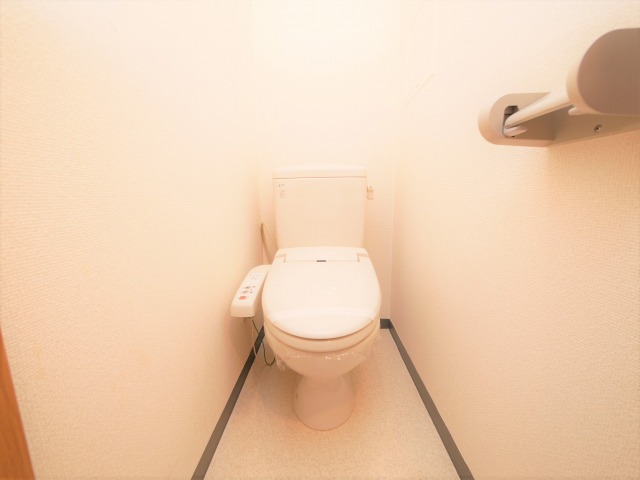 トイレ　落ち着いた色調のトイレです