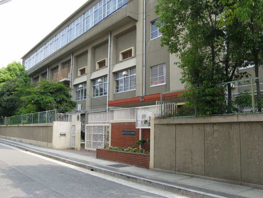 中学校　鷹取中学校（中学校）まで572m