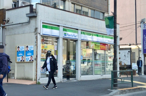 コンビニ　ファミリーマート 中野本町店（コンビニ）まで461m