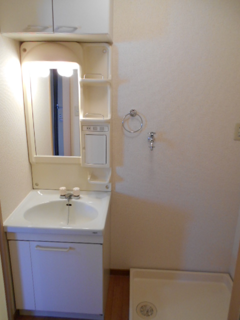 洗面設備　独立洗面化粧台・屋内洗濯機置場・小物収納棚完備