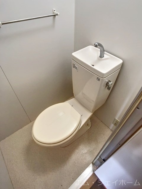 近江鉄道八日市線 太郎坊宮前駅 徒歩13分 3階建 築26年のトイレ写真