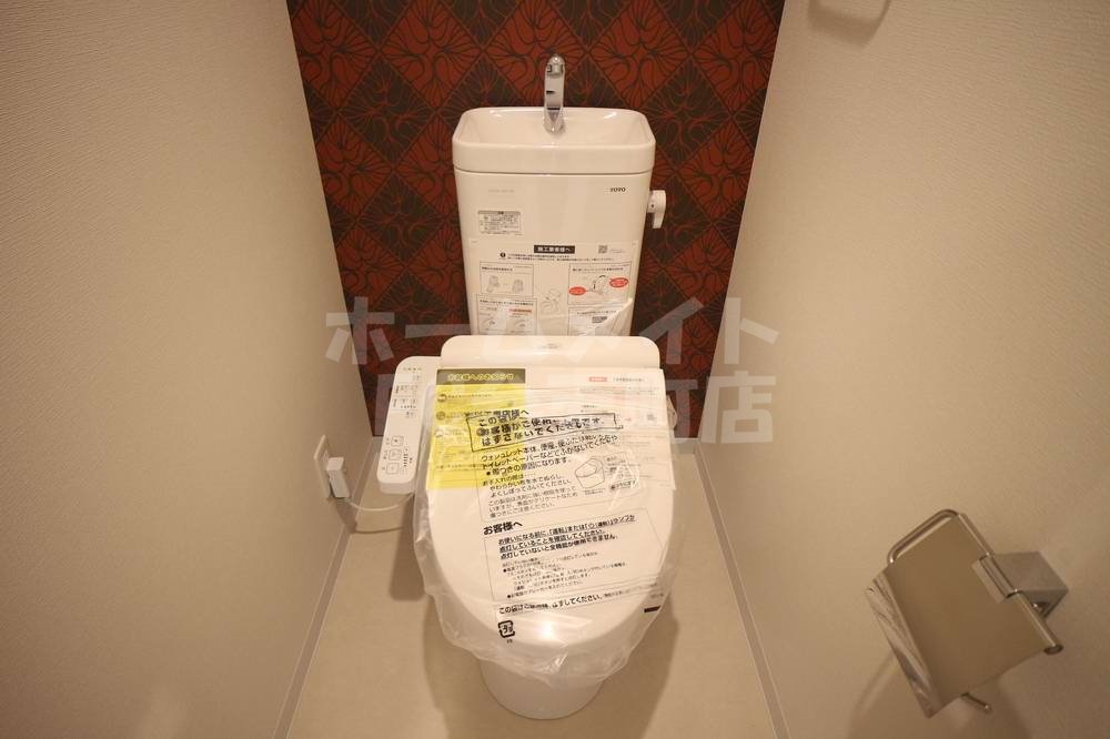 トイレ　落ち着いた色調のトイレです