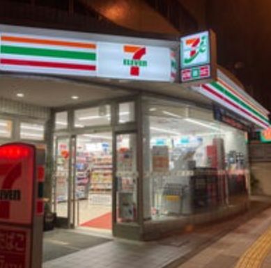 コンビニ　セブンイレブン港区芝4丁目店（コンビニ）まで151m