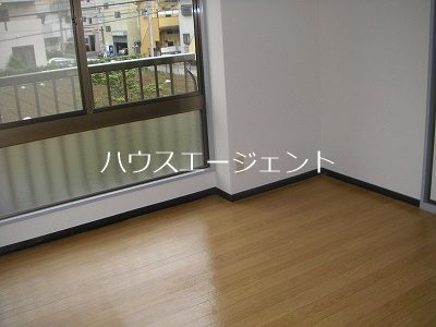 居室・リビング　明るいお部屋です。※参考画像