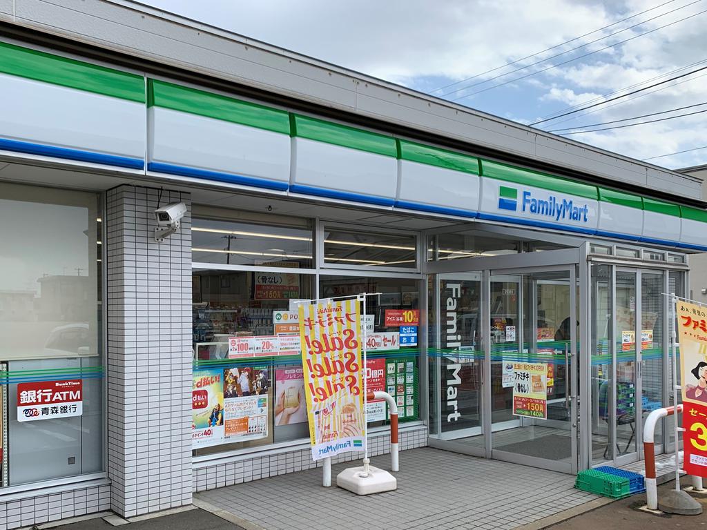 コンビニ　ファミリーマート弘前東城北店（コンビニ）まで327m