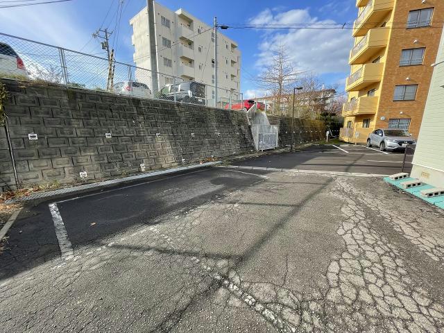 【函館市川原町のアパートの駐車場】