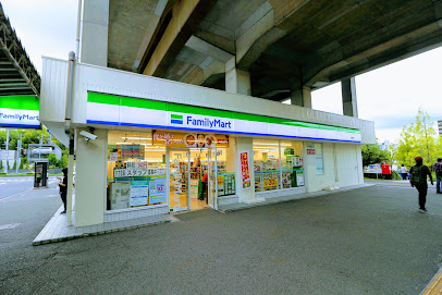 コンビニ　ファミリーマート日進駅店（コンビニ）まで352m