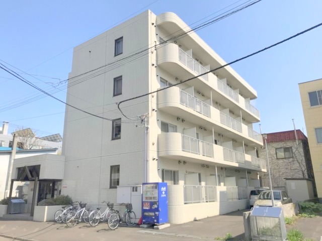【札幌市中央区北八条西のマンションの建物外観】