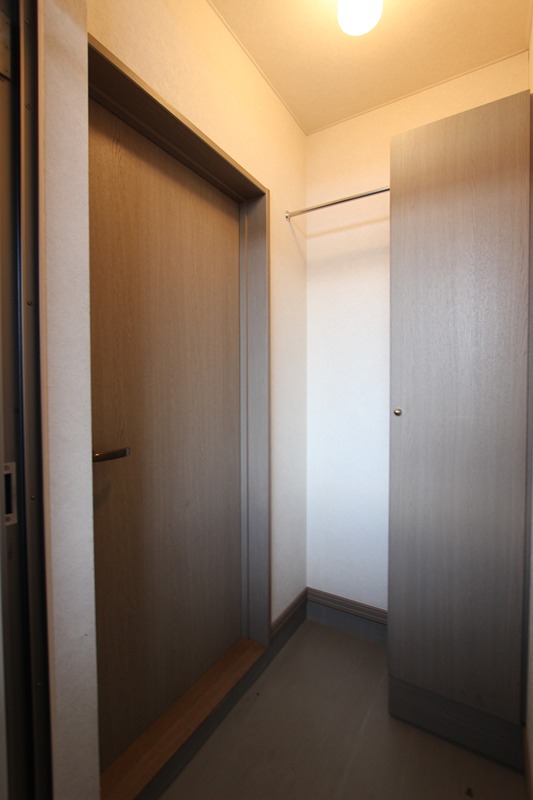 玄関　201号室参照（反転間取）