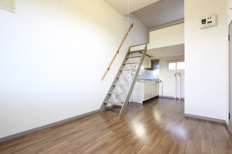 居室・リビング　201号室参照（反転間取）