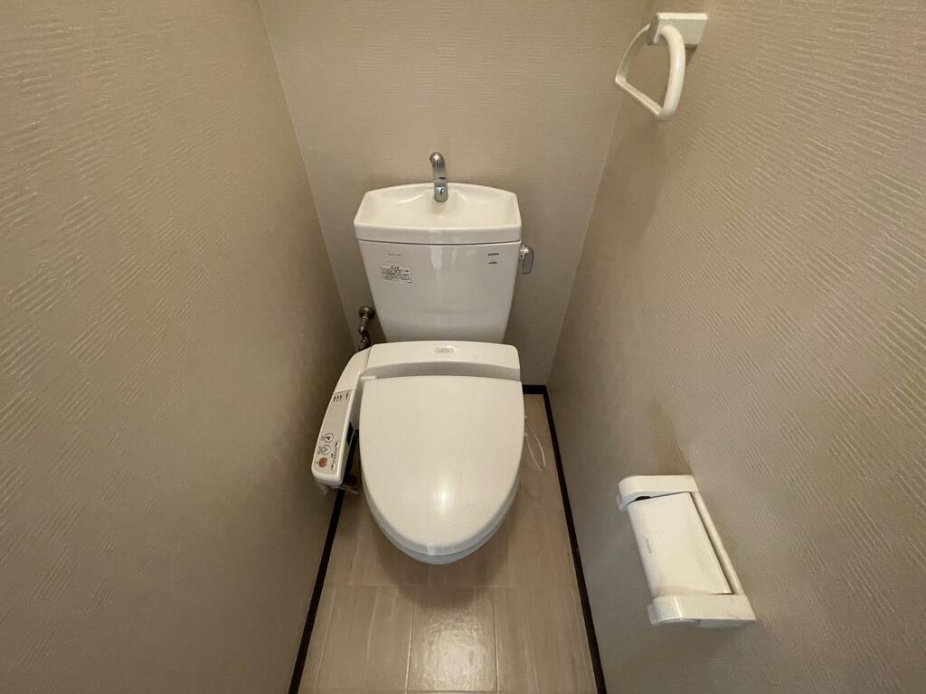 トイレ　温水洗浄便座付き