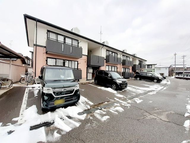 【金沢市鳴和台のアパートの駐車場】