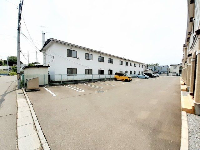 【函館市深堀町のアパートの駐車場】