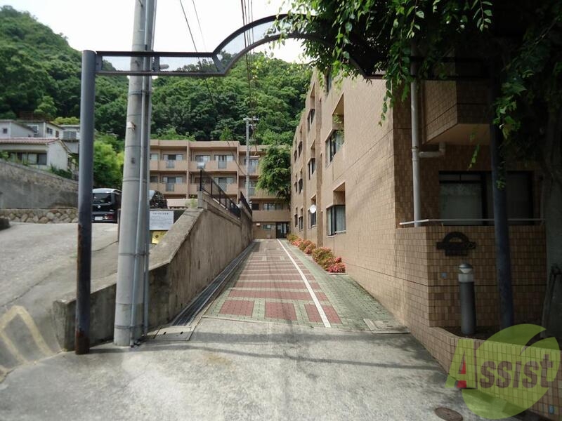 【神戸市灘区箕岡通のマンションのエントランス】