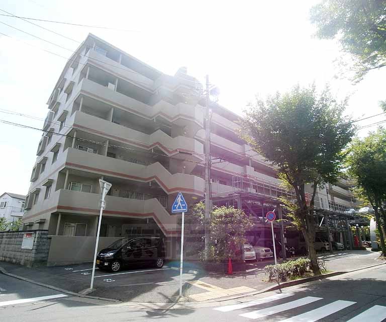 京都市伏見区石田桜木のマンションの建物外観