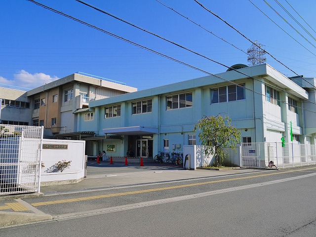 【天理市嘉幡町のアパートの小学校】