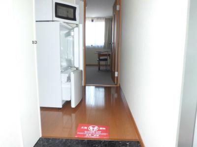 玄関　通路の奥が居室です。