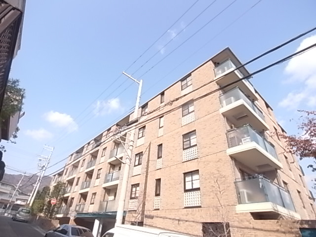 芦屋市東山町のマンションの建物外観