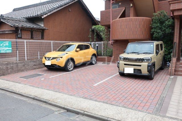 【名古屋市南区源兵衛町のマンションの駐車場】