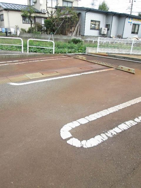 【長岡市豊田町のアパートの駐車場】