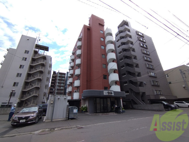 【札幌市北区北十一条西のマンションの建物外観】