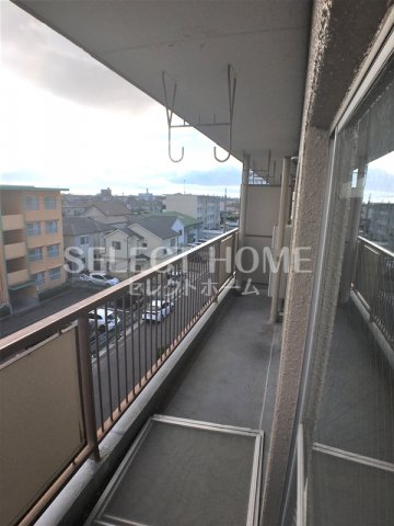 バルコニー　暖かな日差しのふりそそぐバルコニー