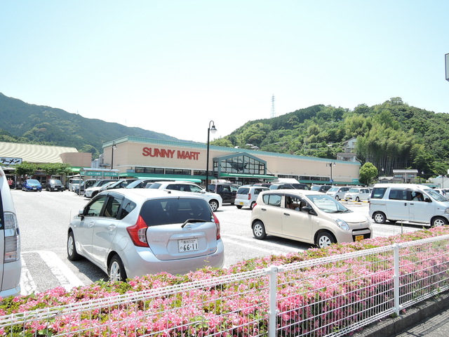 スーパー　サニーマート六泉寺店（スーパー）まで687m