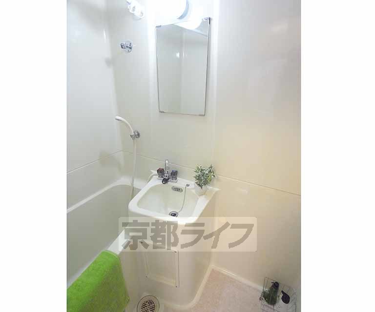 洗面設備　清潔感のあるバスルームです。